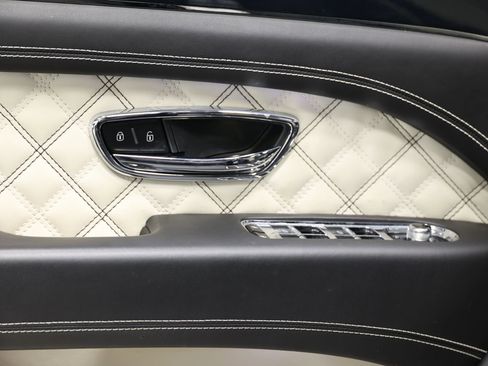 Used 2021 Bentley Bentayga w/ First Edition Specification AWD/4WD image 11