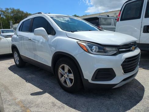 Used 2020 Chevrolet Trax LT w/ Driver Confidence Package FWD image 1