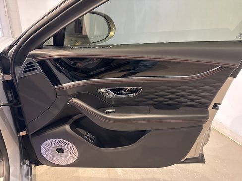 Used 2022 Bentley Flying Spur V8 image 62