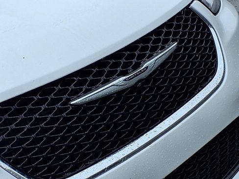 Used 2024 Chrysler Pacifica Touring-L image 29