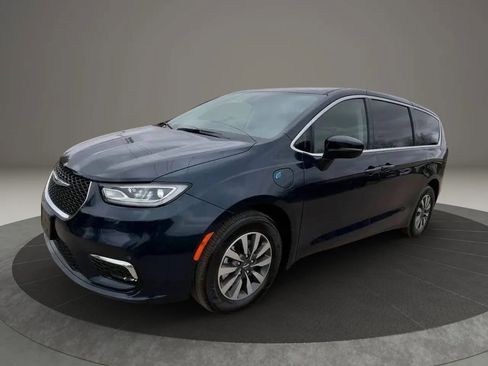 Used 2023 Chrysler Pacifica Touring-L FWD image 3