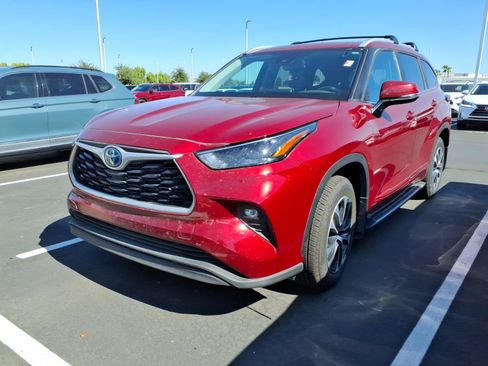 Used 2023 Toyota Highlander XLE w/ Protection Package #3 (TMS) AWD/4WD image 2
