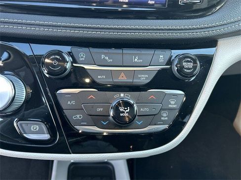 Used 2022 Chrysler Pacifica Touring-L image 21