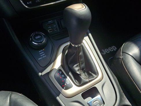 Used 2018 Jeep Cherokee Limited AWD/4WD image 15