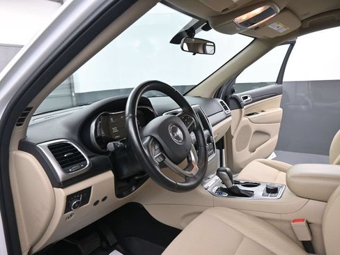 Used 2019 Jeep Grand Cherokee Laredo AWD/4WD image 38