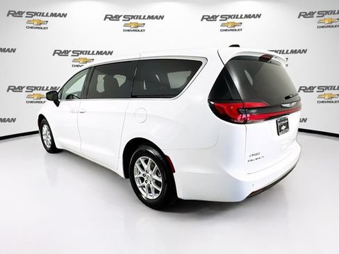 Used 2023 Chrysler Pacifica Touring-L FWD image 5