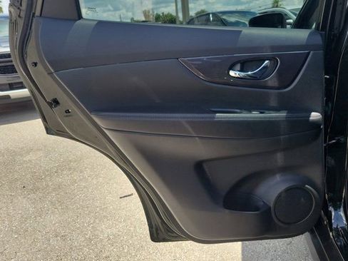Used 2020 Nissan Rogue SV FWD image 15