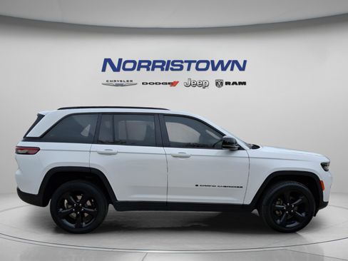 Certified 2023 Jeep Grand Cherokee Altitude AWD/4WD image 7