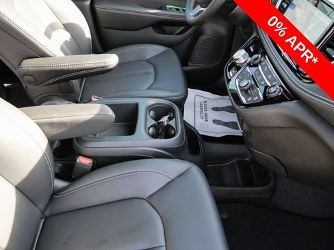 New 2026 Chrysler Pacifica Select FWD image 16