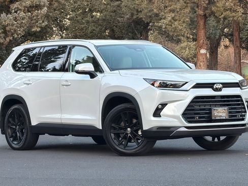 Used 2024 Toyota Grand Highlander Limited image 2