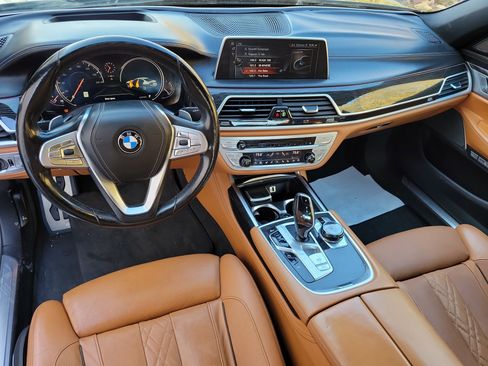 Used 2017 BMW 750i xDrive image 19