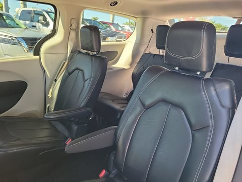 Used 2023 Chrysler Pacifica Touring-L FWD image 11
