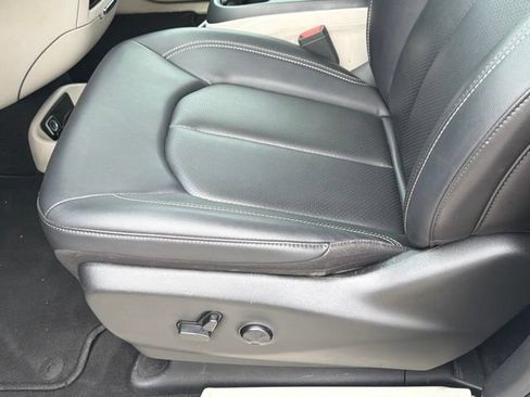 Used 2024 Chrysler Pacifica Touring-L FWD image 19