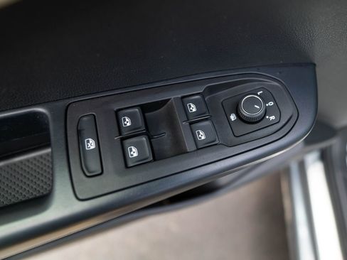 Used 2025 Volkswagen Taos SE image 21