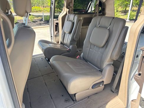 Used 2016 Chrysler Town & Country Touring FWD image 30