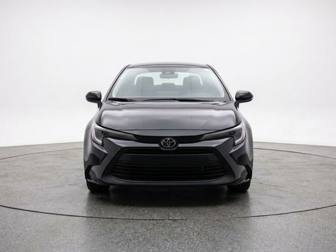 Used 2025 Toyota Corolla LE image 2