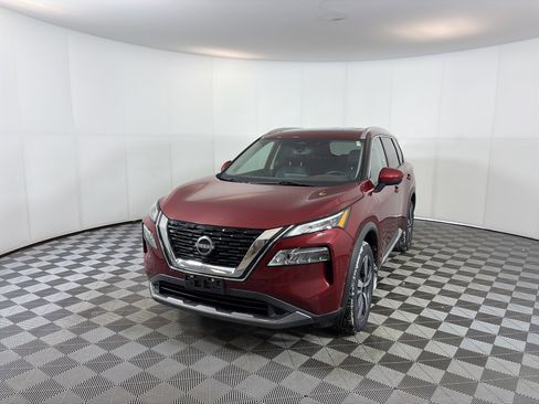 Used 2023 Nissan Rogue SL w/ SL Premium Package image 2