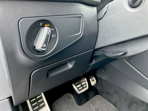 Used 2022 Volkswagen Tiguan SE R-Line image 16