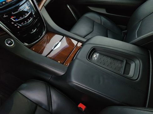 Used 2017 Cadillac Escalade Luxury image 13