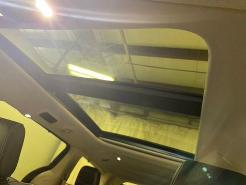 Used 2023 Chrysler Pacifica Limited FWD image 18