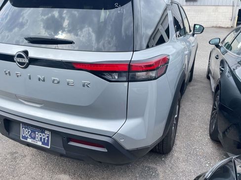 Used 2025 Nissan Pathfinder SV image 4