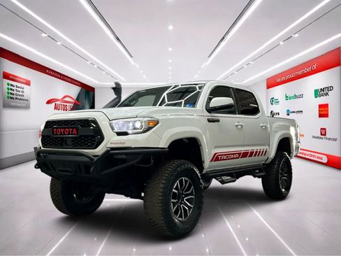 Used 2019 Toyota Tacoma TRD Sport AWD/4WD image 3