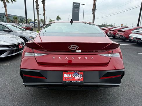 Used 2024 Hyundai Elantra SEL w/ Convenience Package FWD image 3