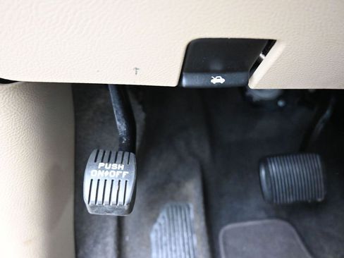 Used 2017 Ford Taurus SE FWD image 24