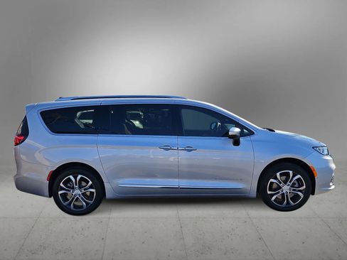 New 2026 Chrysler Pacifica Pinnacle image 9