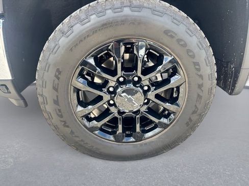 Used 2025 Chevrolet Silverado 2500 LTZ w/ LTZ Premium Package AWD/4WD image 10