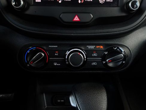 Used 2025 Kia Soul LX w/ LX Technology Package FWD image 25