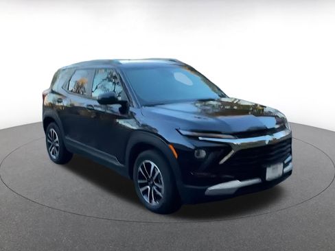 Used 2025 Chevrolet TrailBlazer LT image 3