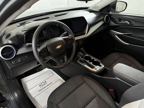 Used 2025 Chevrolet Trax LS image 18