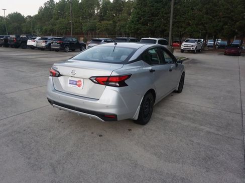 Used 2021 Nissan Versa S FWD image 17
