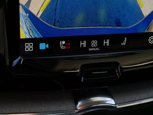 Used 2025 Volvo XC60 B5 Plus image 29