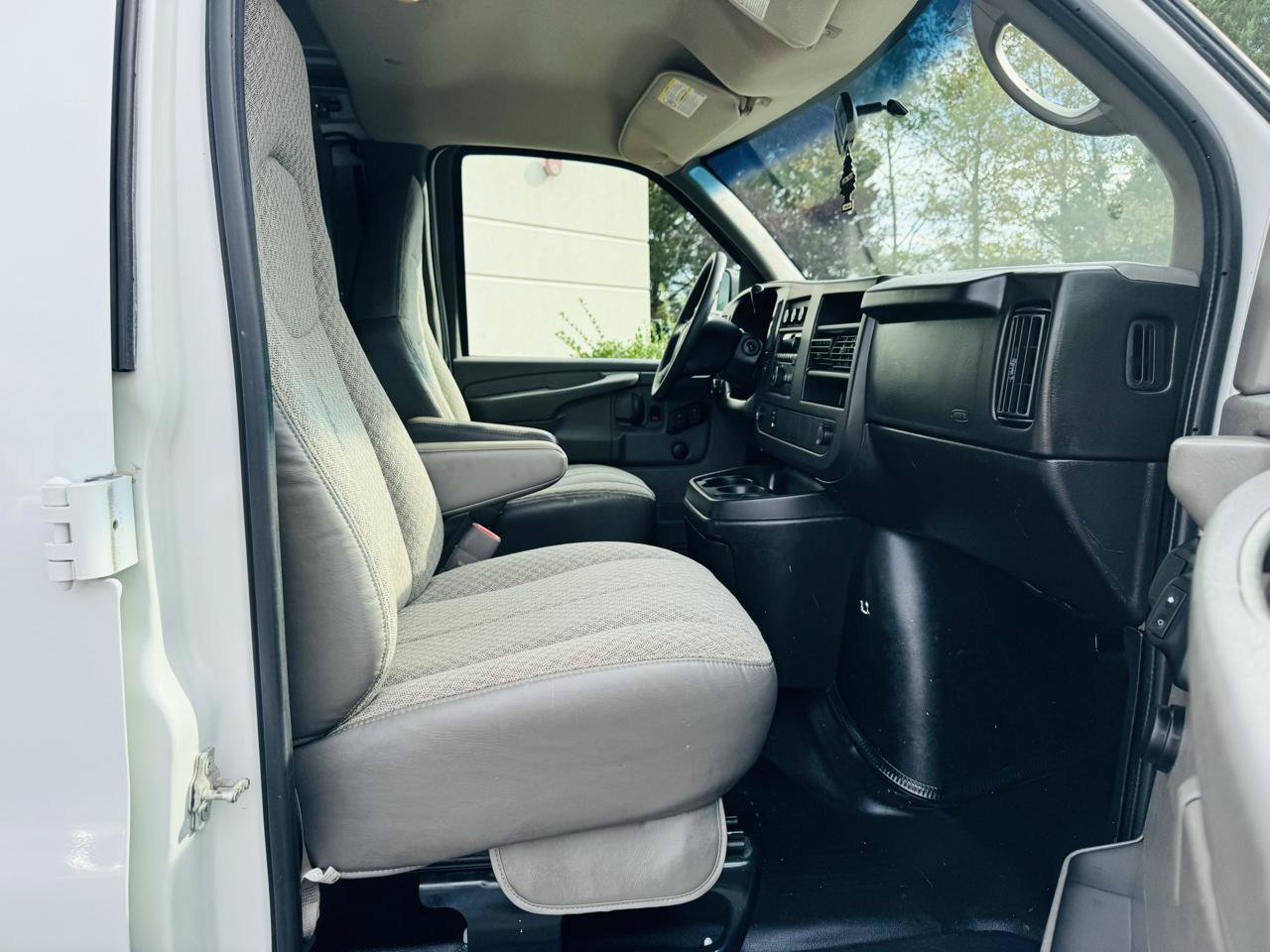 Used 2009 GMC Savana 2500 w/ Chrome Appearance Package RWD image 16