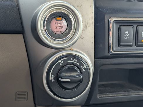 Used 2017 Nissan Titan SV AWD/4WD image 13