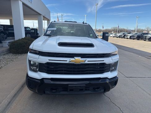 Used 2024 Chevrolet Silverado 2500 Custom w/ Custom Value Package image 2