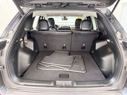 Used 2019 Jeep Cherokee Latitude Plus w/ Comfort/Convenience Group FWD image 27