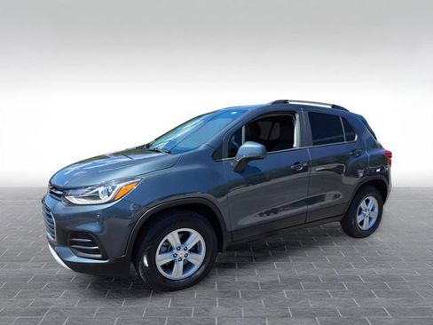 Used 2022 Chevrolet Trax LT w/ LT Convenience Package AWD/4WD image 3