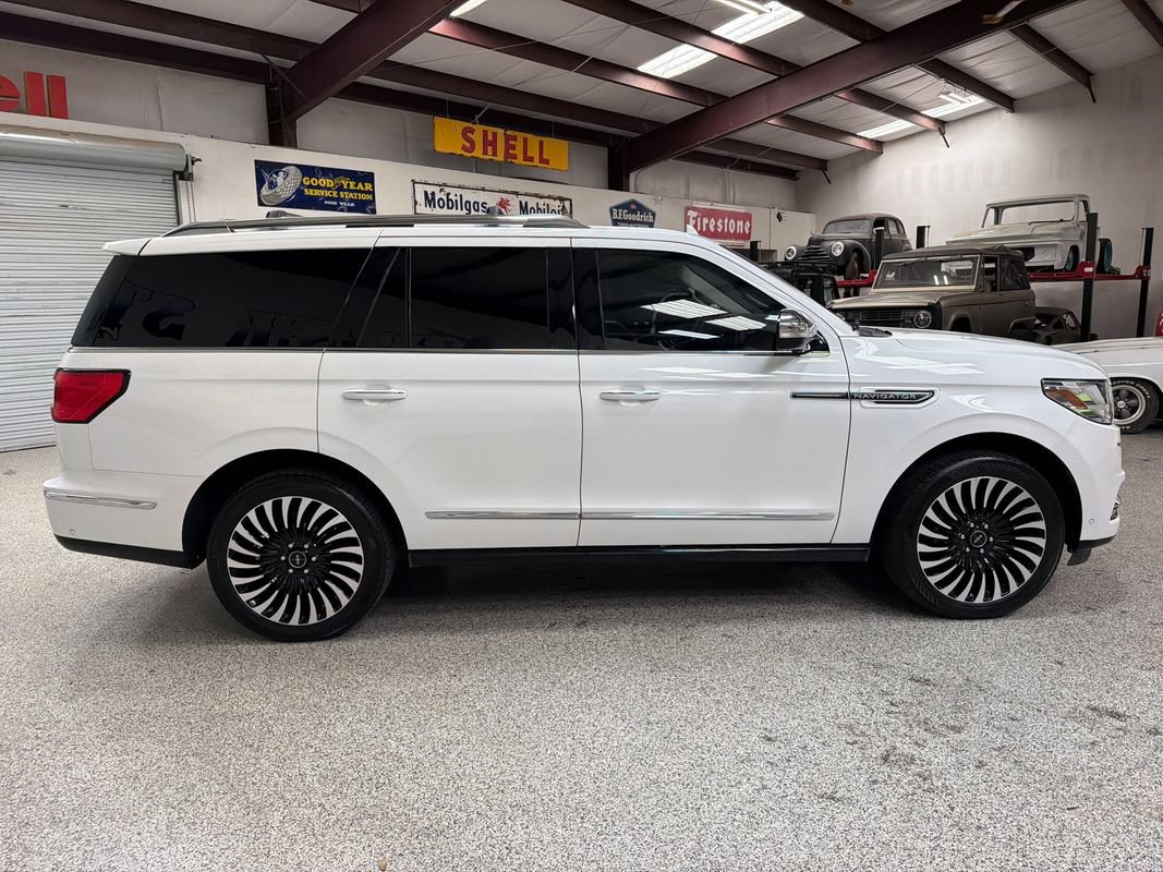 Used 2020 Lincoln Navigator Black Label w/ Cargo Convenience Package AWD/4WD image 9