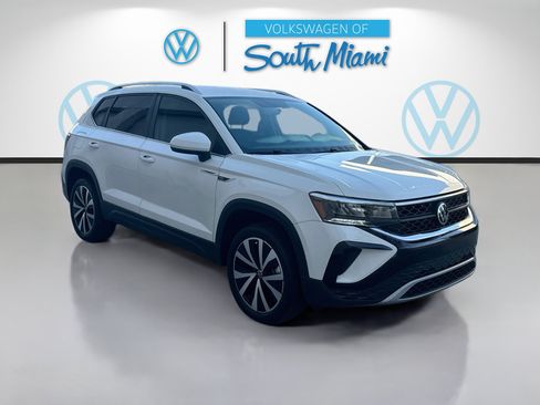 Certified 2022 Volkswagen Taos SE FWD image 1