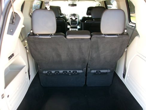 Used 2015 Chrysler Town & Country Limited FWD image 18