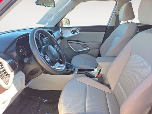 Used 2024 Kia Soul LX FWD image 9