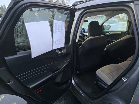 Used 2021 Ford Escape SE w/ SE Sport Appearance Package image 9