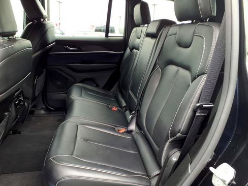 Used 2025 Jeep Grand Cherokee Limited AWD/4WD image 16