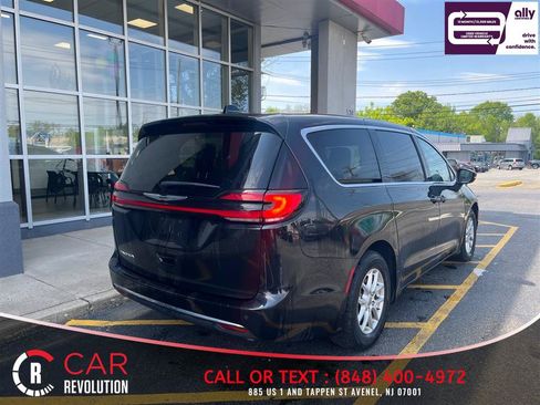 Used 2023 Chrysler Pacifica Touring-L FWD image 7