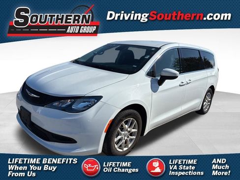 Used 2023 Chrysler Voyager LX FWD image 1