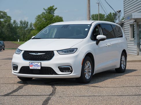 Used 2023 Chrysler Pacifica Touring-L FWD image 8