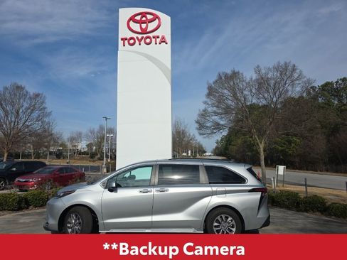 Used 2024 Toyota Sienna XLE image 4